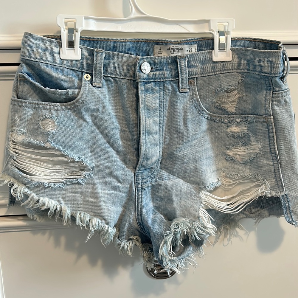 Abercrombie & Fitch light wash jean shorts. Size 4 w 27